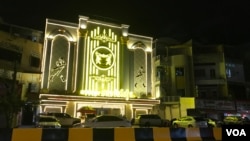 ខារ៉ាអូខេកំពុងបើកដំណើរការអាជីវកម្មជាធម្មតានៅរាជធានីភ្នំពេញនៅថ្ងៃទី៣០ ខែវិច្ឆិកា ឆ្នាំ២០២១។ (ធីតា វីន/VOA) 