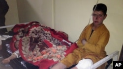Anak-anak korban bom bunuh diri di Paktika, Afghanistan, dirawat di rumah sakit setempat (23/11).