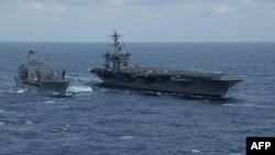 卡尔文森号航空母舰(右)