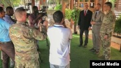 Le général américain Stephen Townsend, à droite, à Mogadiscio, en Somalie le 5 novembre 2019.