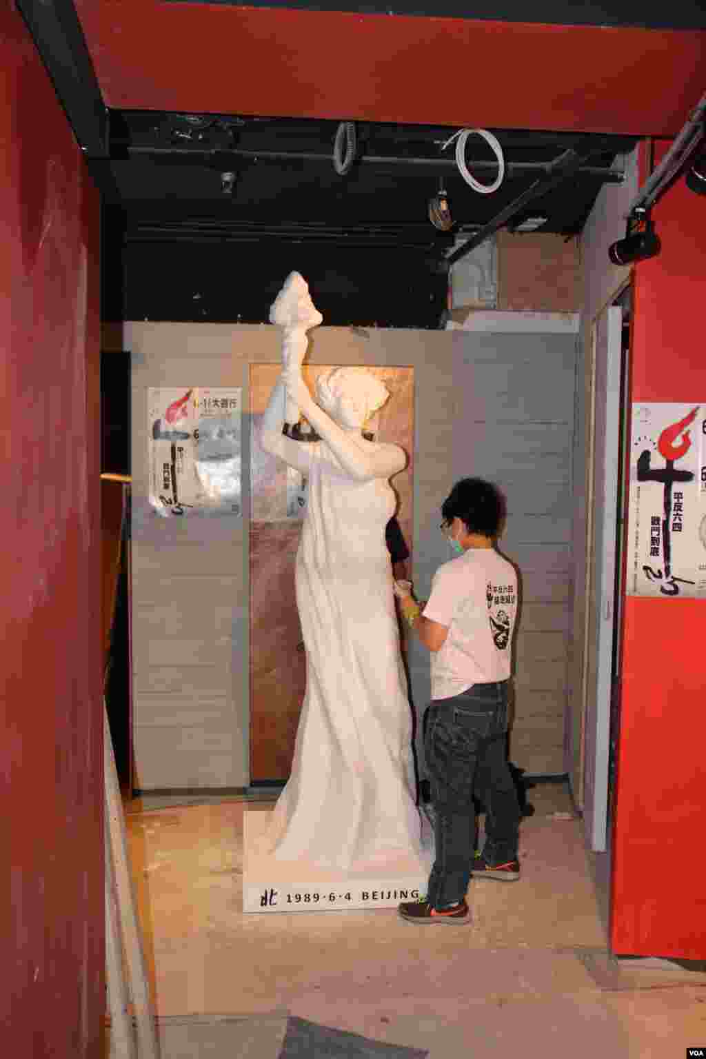 香港支联会将民主女神像运送到六四纪念馆竖立（美国之音图片/海彦拍摄）