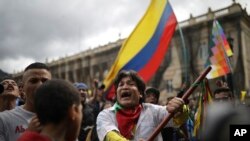 Seorang pedemo anti-pemerintah meneriakkan slogan di Bogota, Kolombia, Rabu, 27 November 2019. 