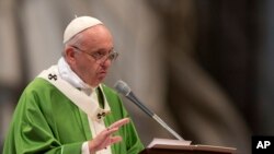 Paus Fransiskus dalam misa yang menandai diakhirinya Synoda para uskup di gereja Santo Peter di Vatikan (25/10).