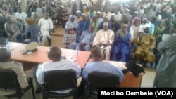 Dialogue entre Dogons et Peuls. Photo: VOA-Bambara, le 28 février 2018
