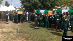 Lokacin da ake shirin binne sojojin da suka mutu a hatsarin jirgin sama (Twitter/Nigerian Army)