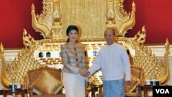 Presiden Birma Thein Sein (kanan) menyambut PM Thailand Yingluck Shinawatra di istana Presiden Birma di Naypyidaw (6/10).