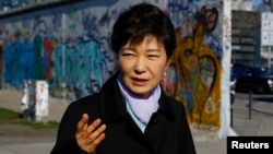 독일을 방문 중인 박근혜 한국 대통령이 27일 베를린의 DMZ 전시관을 찾았다.