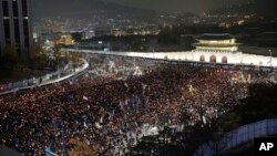 South Korean protesters march toward the presidential house during a rally calling for South Korean President Park Geun-hye to step down in Seoul, South Korea, Nov. 19, 2016.