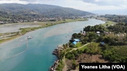 Lanskap daerah aliran sungai Danau Poso yang melintasi desa Petiro Dongi, Kecamatan Pamona Puselemba Kabupaten Poso Sulawesi Tengah, dengan danau Poso di kejauhan, 2 November 2019. (Foto: VOA/Yoanes Litha)