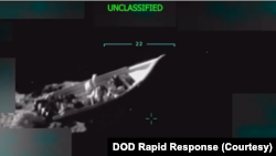 特朗普总统2025年9月2日在社交媒体公布的视频显示，美军对已确认身份的“阿拉瓜列车”毒品恐怖分子实施打击。