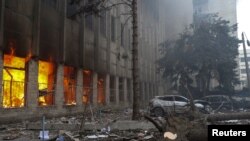 Sebuah gedung percetakan rusak parah pasca terkena serangan rudal Rusia di kota Kharkiv, Ukraina, sementara posisi Rusia dilaporkan semakin kuat di Ukraina. (Reuters) 