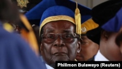 ប្រធានាធិបតី​ស៊ីមបាវ៉េ Robert Mugabe ចូល​រួម​ក្នុង​ពិធី​ចែក​សញ្ញាប័ត្រ​បញ្ចប់​ការ​សិក្សា​នៅ​សាកល​វិទ្យា​ល័យ​មួយ​ក្នុង​ទីក្រុង​ហារ៉េរ៉េ ប្រទេស​ស៊ីមបាវ៉េ កាល​ពីថ្ងៃទី​១៧ ខែ​វិច្ឆិកា ២០១៧។