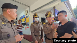 မြန်မာနိုင်ငံ၊ ရွှေကုက္ကိုလ်မြို့က ကျားဖြန့် ငွေလိမ်ဂိုဏ်းတွေဆီ ပို့မယ့် တရားဝင်ပတ်စ်ပို့ကိုင်ထားတဲ့ တရုတ်နိုင်ငံသားငါးဦးကို ထိုင်းရဲတပ်ဖွဲ့က တွေ့ရှိကယ်ဆယ်စဥ် ယခင်မှတ်တမ်းဓာတ်ပုံ။ (နိုဝင်ဘာ ၁၂၊ ၂၀၂၄/ ဓာတ်ပုံ - Thai Immigration)