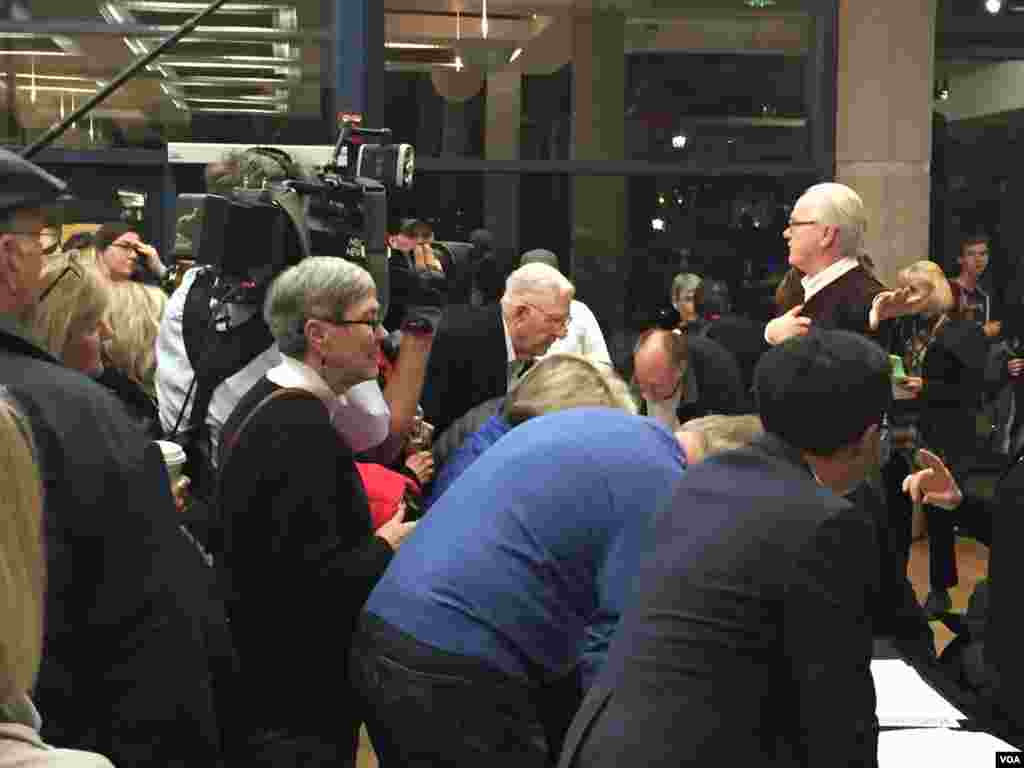 参加党团会议的人登记