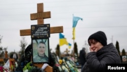 러시아의 우크라이나 침공 1주년을 맞은 24일 크이우 외곽의 우크라이나 전사자 묘소를 찾은 시민들.
