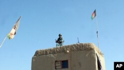 រូបឯកសារ៖ ទាហាន​អាហ្វហ្គានីស្ថាន​ឈរ​យាម​នៅ​កន្លែង​ត្រួត​ពិនិត្យ​នៅ​ស្រុក Nad Ali ខេត្ត Helmand។