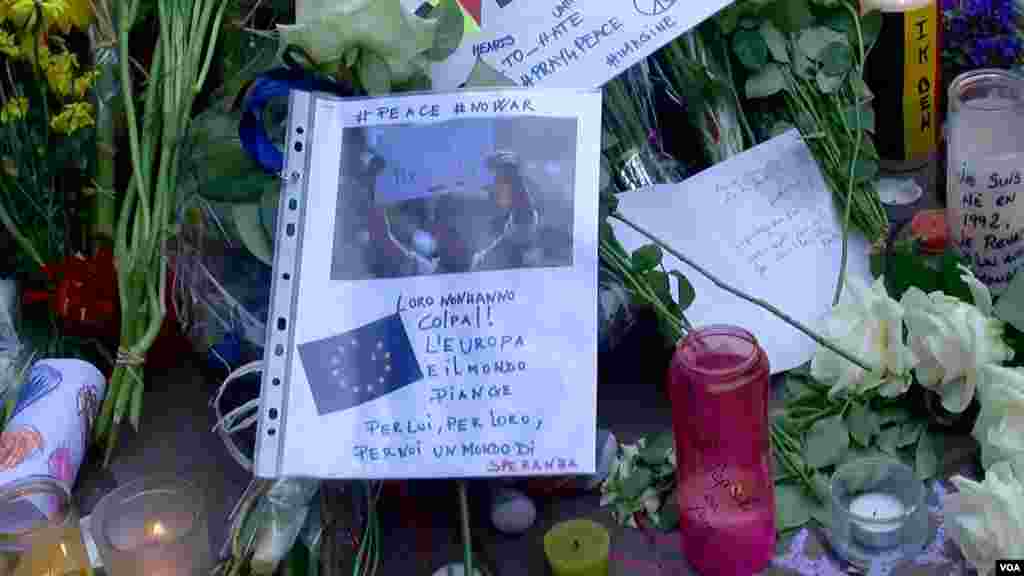 Messages are left outside the Moelenbeek metro station in Brussels, March 24, 2016. (L. Bryant/VOA)
