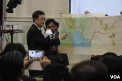 លោក វ៉ា​ គីម​ហុង​ ប្រធាន​គណៈកម្មការ​ព្រំដែន​កម្ពុជា​ ពន្យល់​អំពី​ផែនទី​ដែល​ទទួល​បាន​ពី​អង្គការ​សហប្រជាជាតិ​ (អ.ស.ប) ត្រូវ​បាន​បញ្ចាំងនៅ​លើ​ផ្ទាំង​សំពត់​ស​ នៅ​វិមាន​សន្តិភាព​ កាល​ពី​ថ្ងៃ​ទី​២០​ ខែ​សីហា​ ឆ្នាំ​២០១៥។ (ប៉ាង​ ចំណាន/VOA)