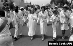 지난 1978년 워싱턴 DC에서 열린 '평등권 수정헌법(ERA)' 지지행진. 가운데 왼쪽이 베티 프리던이다.