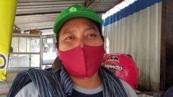 Fenomena buruh gendong di pasar-pasar tradisional di Solo dan banyak kota lain di Indonesia. (Foto: VOA/Yudha Satriawan)