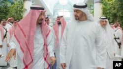 Sarki Salman bin Abdulaziz Na Saudi Arabiya A Hagu, Yana Magana Da Sheikh Mohammed bin Zayed Al Nahyan, 