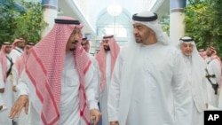 Raja Saudi, Salman bin Abdulaziz Al Saud (kiri) berbicara dengan Pangeran Abu Dhabi Sheikh Mohammed bin Zayed Al Nahyan dan Wakil Komandan Pasukan Saudi di Jiddah, Saudi Arabia, 2 Juni 2017. (Saudi Press Agency via AP).