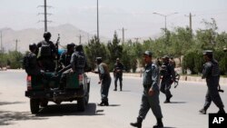 Petugas keamanan tiba di lokasi serangan di dekat Gedung Kementerian Dalam Negeri Afghanistan di Kabul, 30 Mei 2018.