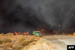 Vatrogasni kamion u okolini jezera Castaic. (Foto: Apu Gome /AFP)