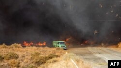 Vatrogasni kamion u okolini jezera Kestejk (Apu GOMES / AFP)