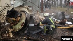 지난 2일 우크라이나 하르키우에서 소방관들이 러시아가 발사한 미사일 잔해에 남은 불을 끄고 있다. 우크라이나 당국은 러시아가 북한제 미사일로 공격했다고 주장했다.