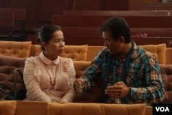 អ្នកស្រី ហឹុម សាវី (ឆ្វេង) ដែលជាអ្នកចំរៀងនៅក្នុងស្នាដៃបង្សុកូល និងលោក អាន ចនផន (ស្តាំ) ដែលជាស្ថាបនិកសមាគមសិល្បៈខ្មែរអមត: កំពុងពិភាក្សាកំឡុងពេលសន្និសីតកាសែតស្នាដៃបង្សុកូល នៅឯសារមន្ទីរជាតិ រាជធានីភ្នំពេញ កាលពីថ្ងៃទី ១៣ ខែកក្កដា ឆ្នាំ២០១៧។ (រិទ្ធី គីមហេង/ VOA)