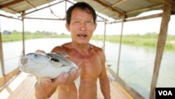 រូបឯកសារ៖ អ្នក​ធ្វើការ​ក្នុង​កសិដ្ឋាន​ចិញ្ចឹម​ត្រី​ ចាប់​ត្រីប្រា​ ស្រុកពាមរក៍​ ខេត្តព្រៃវែង កាល​ពី​ថ្ងៃទី​២២​ ខែ​កក្កដា​ ឆ្នាំ២០២០។ (អូន ឆេងប៉រ/វីអូអេ)