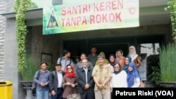 Komnas Pengendalian Tembakau memberikan dukungan pada Ponpes Tebuireng Jombang sebagai institusi pendidikan bebas rokok (Foto: VOA/Petrus Riski).