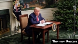 도널드 트럼프 미국 대통령이 26일 백악관에서 기자들의 질문에 답하고 있다.