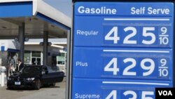Harga bensin per galon di sebuah SPBU di San Francisco, Jumat (4/3).