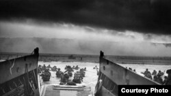 Des soldats débarquant sur les plages de Normandie en 1944 (Archives des U.S. Coast Guard)