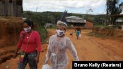 Vanderlecia Ortega dos Santos, atau Vanda secara sukarela memberikan satu-satunya perawatan yang melindungi komunitas pribumi yang terdiri dari 700 keluarga dari wabah COVID-19 yang melanda kota Manaus, Brasil. I(Foto: Reuters/Bruno Kelly)