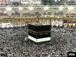 Tens of thousands of Muslim pilgrims make farewell tawaf (circulation) around the Kaaba inside the Grand Mosque on the final day of the annual Hajj pilgrimage in Mecca, Saudi Arabia, Sunday, Sept. 3, 2017. (Photo: M. Elshinnawi/VOA)