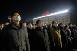 지난 1일 북한 평양에서 열린 신년 경축 행사에 참석한 주민들이 마스크를 쓰고 있다.