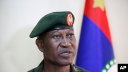 Chris Olukolade, juru bicara militer Nigeria memberikan keterangannya (Kamis, 17/4/2014) tentang status siswi yang diculik dari sebuah sekolah menengah di Nigeria.