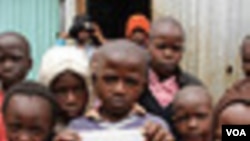 Anak di perkampungan kumuh Kibera di Nairobi, Kenya menunjukkan toilet 'Peepoo' (foto: dok).