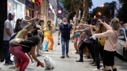 Yadda wasu mutane suke rawa bayan da aka cire wasu matakan kulle a Isra'illa a kwanakin baya