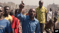 Bato batomboli na nzela na Goma, Nord-Kivu, 24 aout 2013.