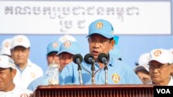 រូបឯកសារ៖ លោក​នាយករដ្ឋ​មន្រ្តី​​ ហ៊ុន សែន កំពុង​ថ្លែង​មុន​នឹង​​ការ​ធ្វើ​យុទ្ធនាការ​ឃោសនា​បោះ​ឆ្នោត​ថ្ងៃ​ចុងក្រោយ​របស់​គណបក្ស​កាន់​អំណាច​គឺ​គណបក្ស​ប្រជាជន​កម្ពុជា​​នៅ​ក្នុង​រាជធានី​ភ្នំពេញ​ចាប់ផ្តើម​កាលពី​ព្រឹក​ថ្ងៃទី​២៧ កក្កដា ​សម្រាប់​ការ​បោះឆ្នោត​ជាតិ​អាណត្តិ​ទី​០៦​ដែល​នឹង​ប្រព្រឹត្តទៅ​នៅ​ថ្ងៃទី​២៩ ខែ កក្កដា ឆ្នាំ​២០១៨ ខាង​មុខ​ក្នុង​ប្រទេស​កម្ពុជា។(ទុំ ម្លិះ/VOA)