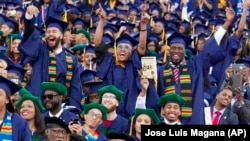 2016年5月7日奥巴马总统在华盛顿特区霍华德大学2016年毕业典礼上致词，学生欢呼(资料照片)