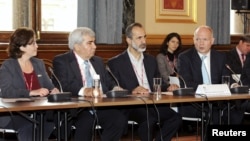 Para pemimpin oposisi Suriah bersama Menlu Inggris William Hague (kanan/foto: dok). Pertemuan pemimpin oposisi Suriah di Istanbul memutuskan penundaan pembentukan pemerintahan transisi. 