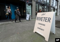 Tampak seorang wanita meninggalkan The Riveter, fasilitas untuk berbagi ruang kerja yang berpusat pada kepentingan wanita, 11 Januari 2019