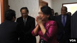 Soeun Rathchavy, the new Cambodian ambassador to the United Kingdom, meets with President of National Assembly Heng Samrin in Phnom Penh, Cambodia, Thursday April 27, 2017. (Hean Socheata/VOA Khmer)