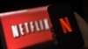 Logo Netflix di layar komputer dan ponsel (foto: ilustrasi). 