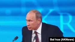 普京在2013年末的新闻发布会上 (美国之音白桦拍摄)